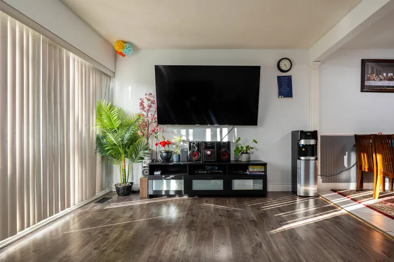 28 13785 102 AVENUE - photo 2 of 25