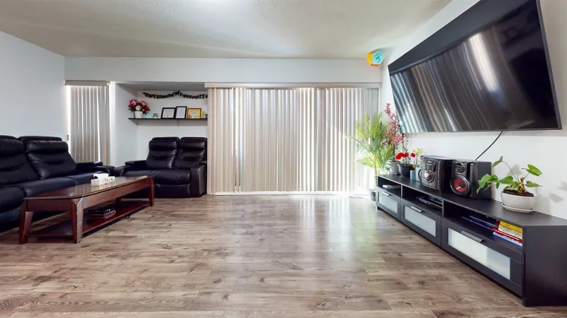 28 13785 102 AVENUE - photo 3 of 25