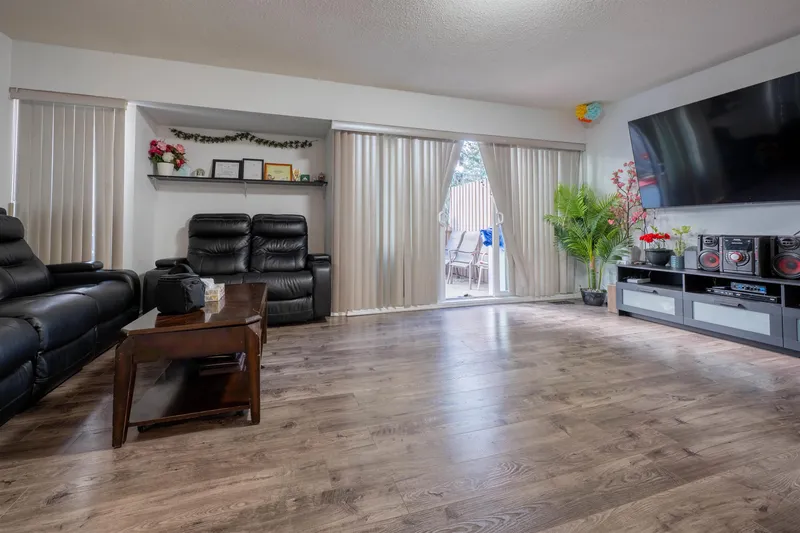 28 13785 102 AVENUE - photo 4 of 25