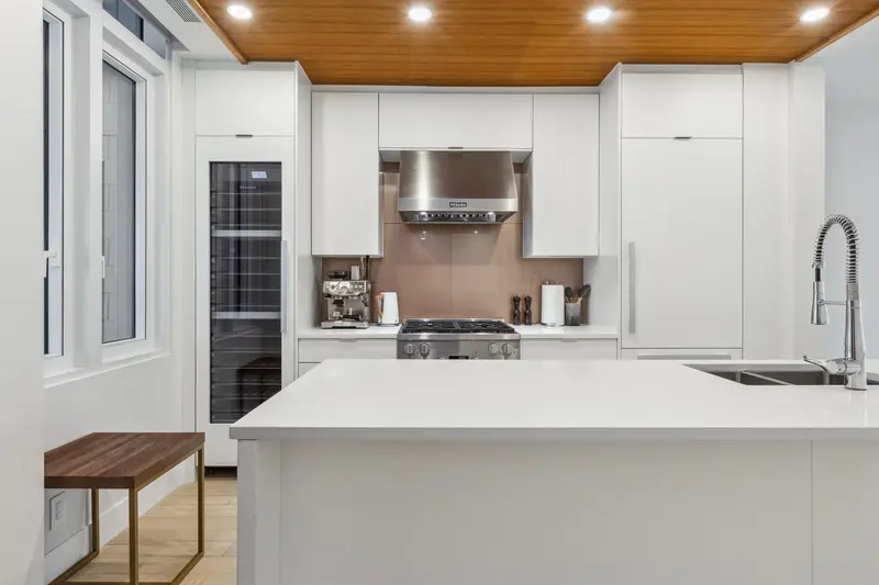 202 6691 NELSON AVENUE - photo 1 of 10