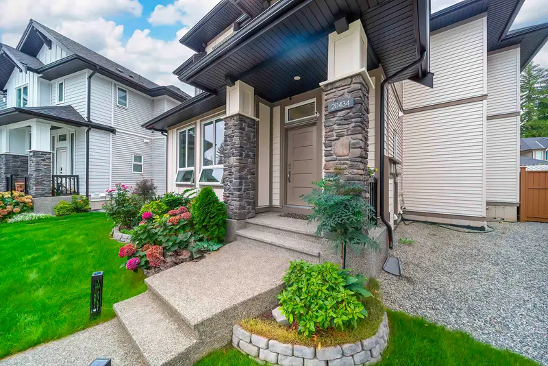 20434 76A AVENUE - photo 1 of 25