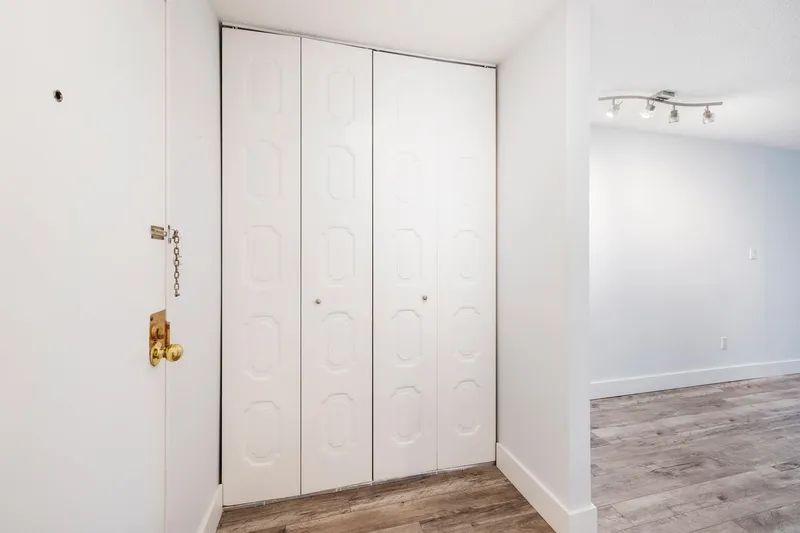 201 830 E 7TH AVENUE - photo 2 of 24