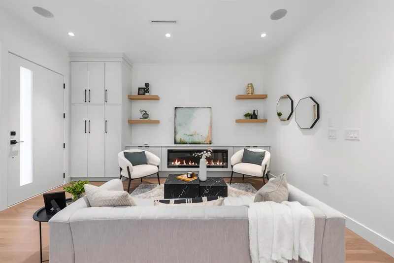 1 878 E 37 AVENUE - photo 1 of 25