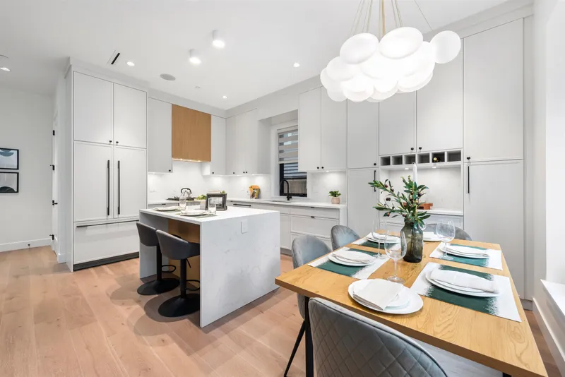 1 878 E 37 AVENUE - photo 4 of 25