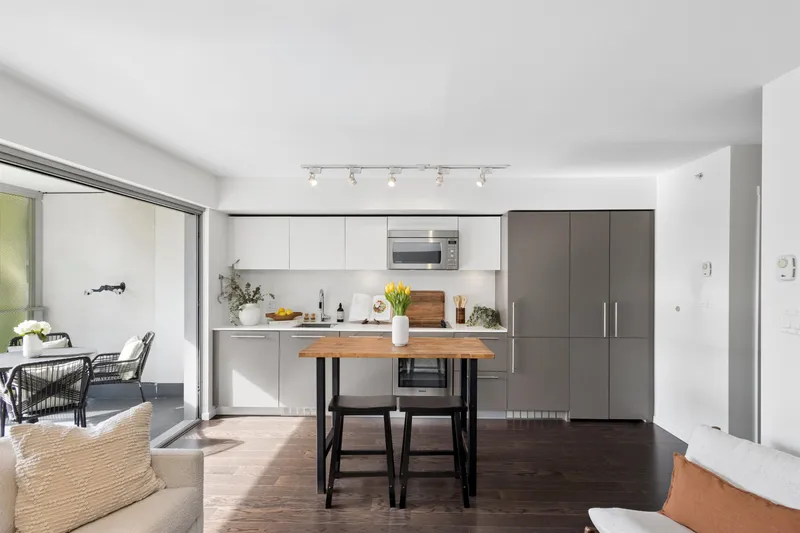 806 999 SEYMOUR STREET - photo 1 of 25