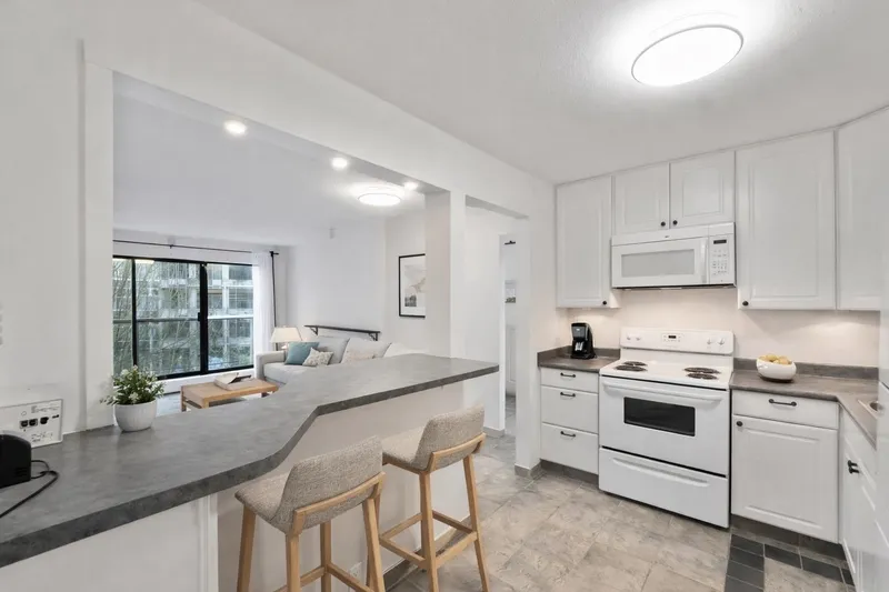 317 13364 102 AVENUE - photo 2 of 25