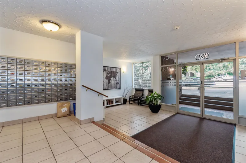 1005 320 ROYAL AVENUE - photo 2 of 18