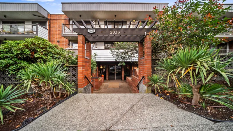 229 2033 TRIUMPH STREET - photo 2 of 18