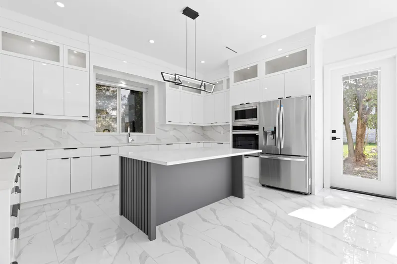 15584 89B AVENUE - photo 2 of 25