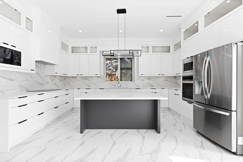 15584 89B AVENUE - photo 3 of 25