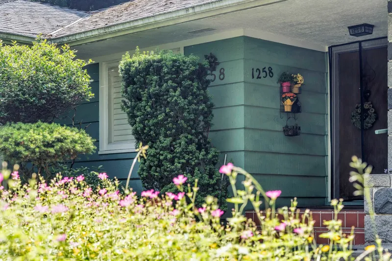 1258 W 33RD AVENUE - photo 2 of 20