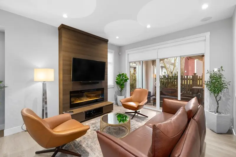 80 15677 28 AVENUE - photo 3 of 25