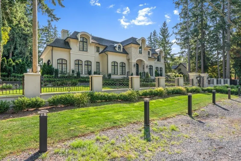 13136 24 AVENUE - photo 3 of 25