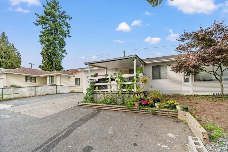 15646 96 AVENUE - photo 2 of 25