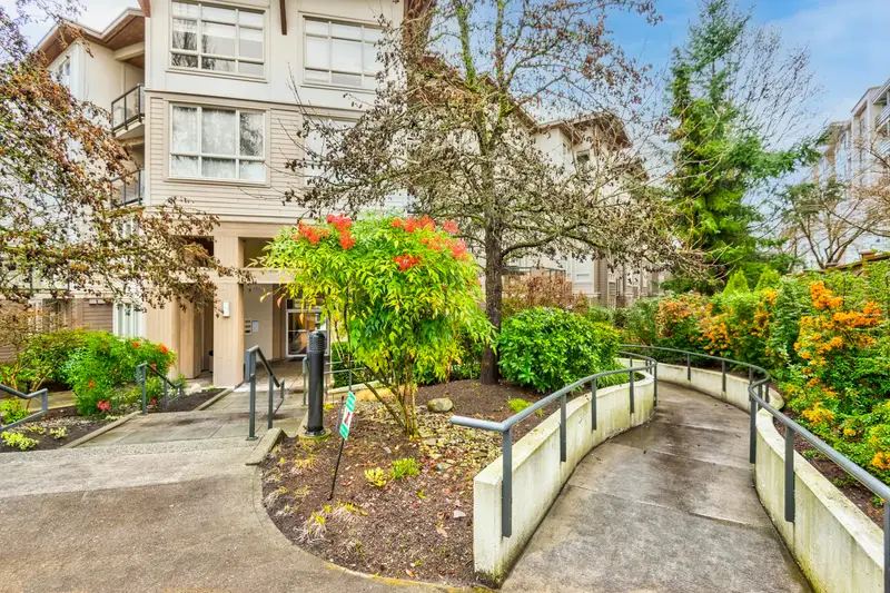 410 15918 26 AVENUE - photo 3 of 25