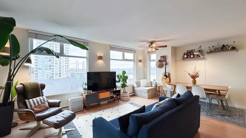 704 720 CARNARVON STREET - photo 2 of 25