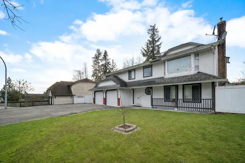 8873 143A STREET - photo 3 of 23