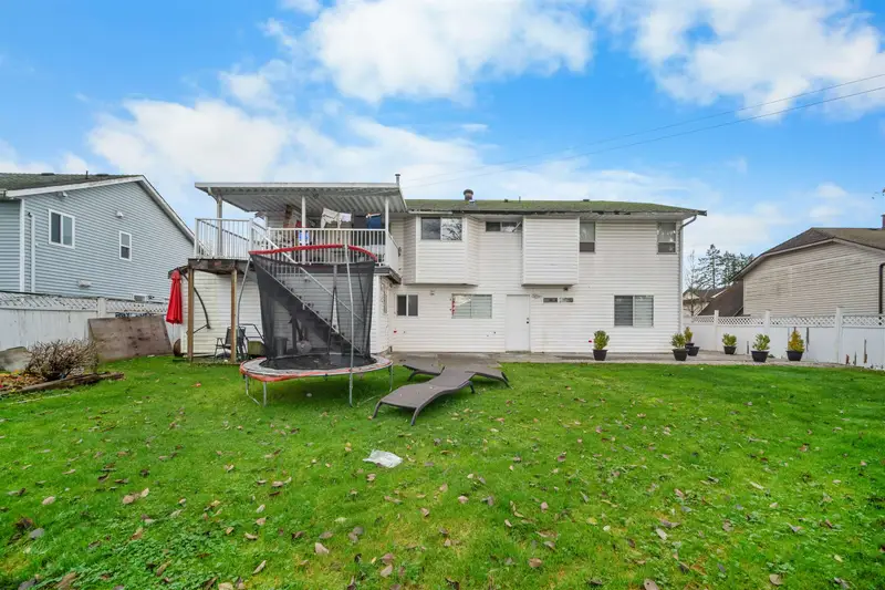 8873 143A STREET - photo 4 of 23