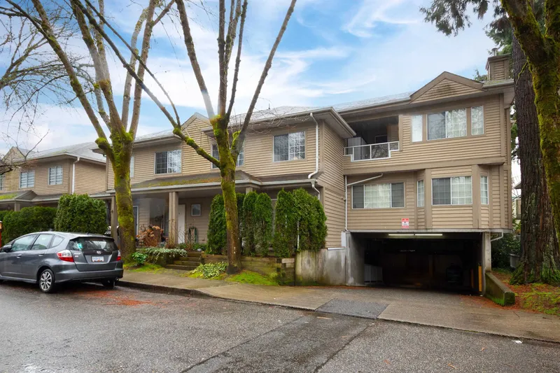 10 815 TOBRUCK AVENUE - photo 1 of 25