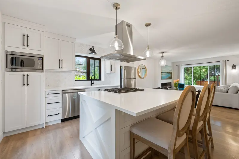 13482 16 AVENUE - photo 1 of 25