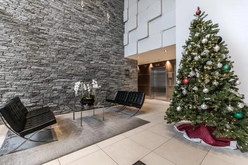 501 1455 HOWE STREET - photo 2 of 20