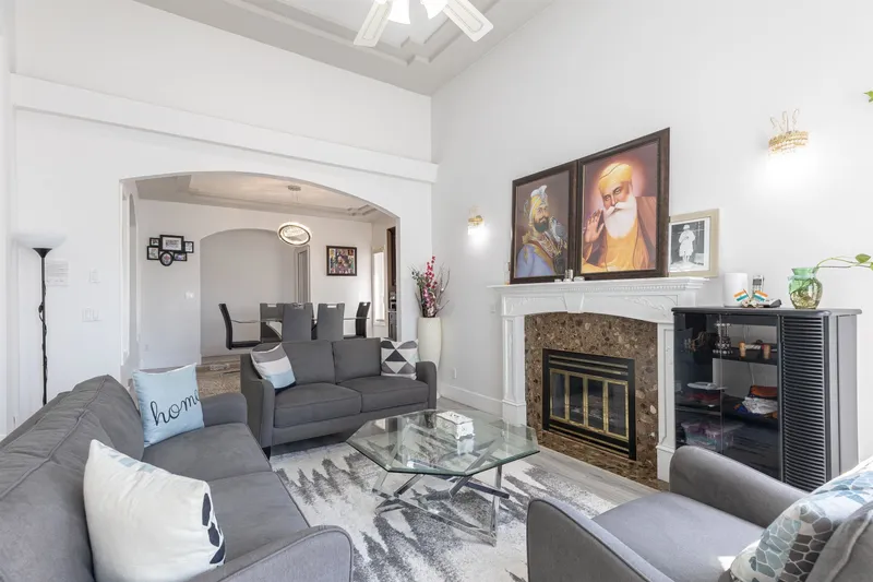 8298 151A STREET - photo 3 of 25