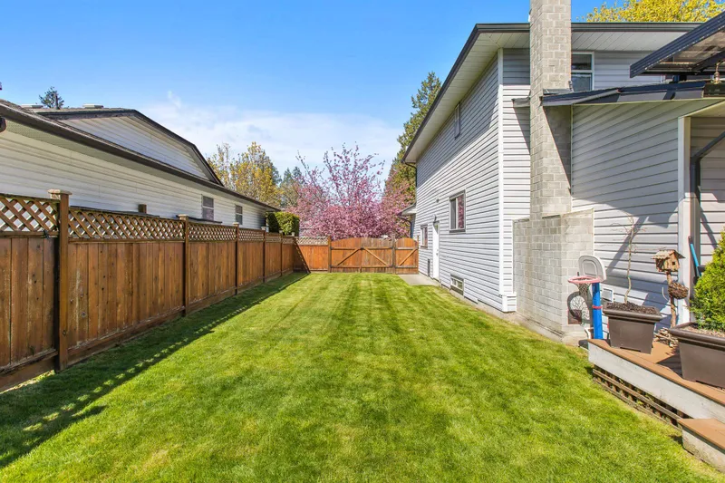 13396 61 AVENUE - photo 4 of 25