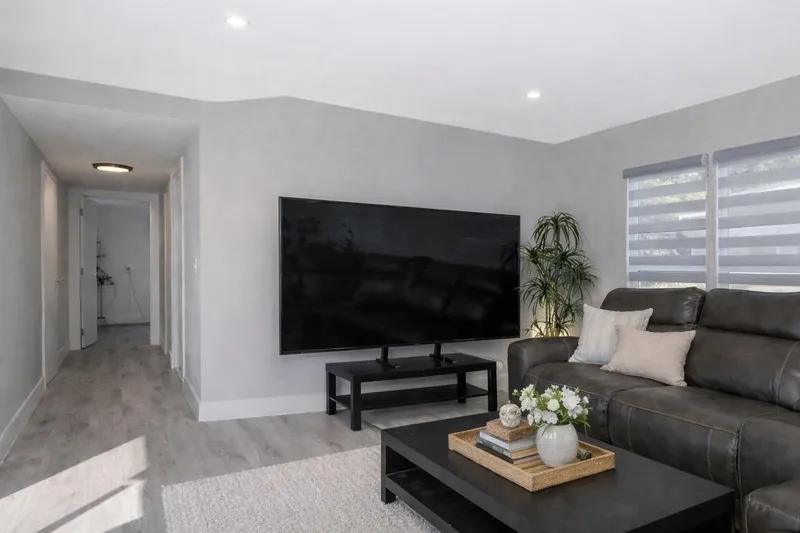 9 3031 200 STREET - photo 2 of 8