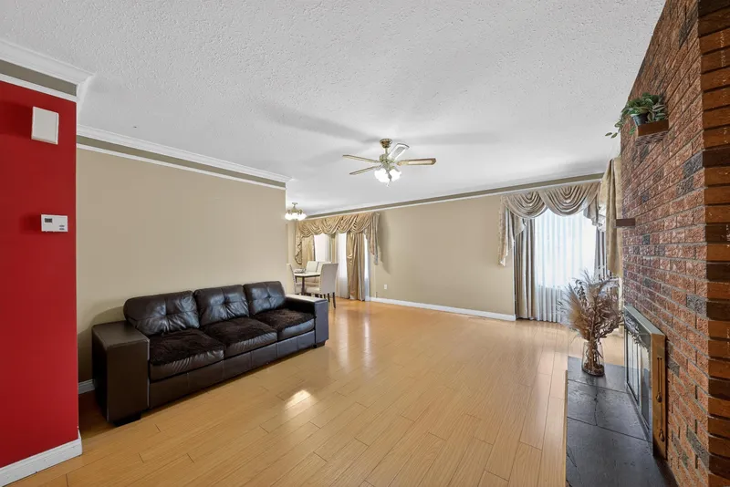 7351 141A STREET - photo 4 of 25