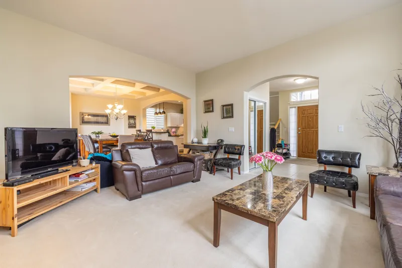 15638 33 AVENUE - photo 4 of 25