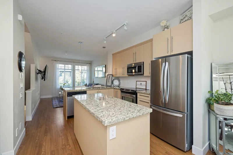 95 8251 209B STREET - photo 4 of 25