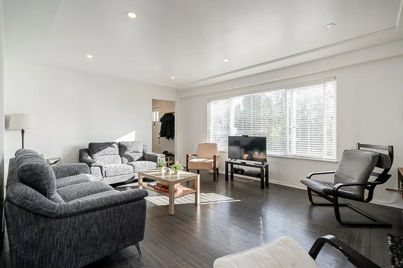 2057 LORRAINE AVENUE - photo 2 of 25