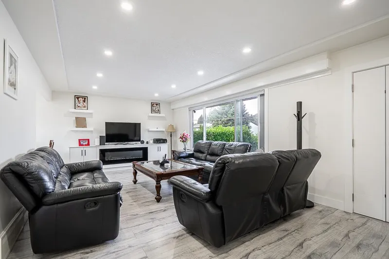 1624 COQUITLAM AVENUE - photo 4 of 25