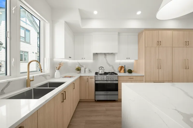 21 16358 90 AVENUE - photo 2 of 25