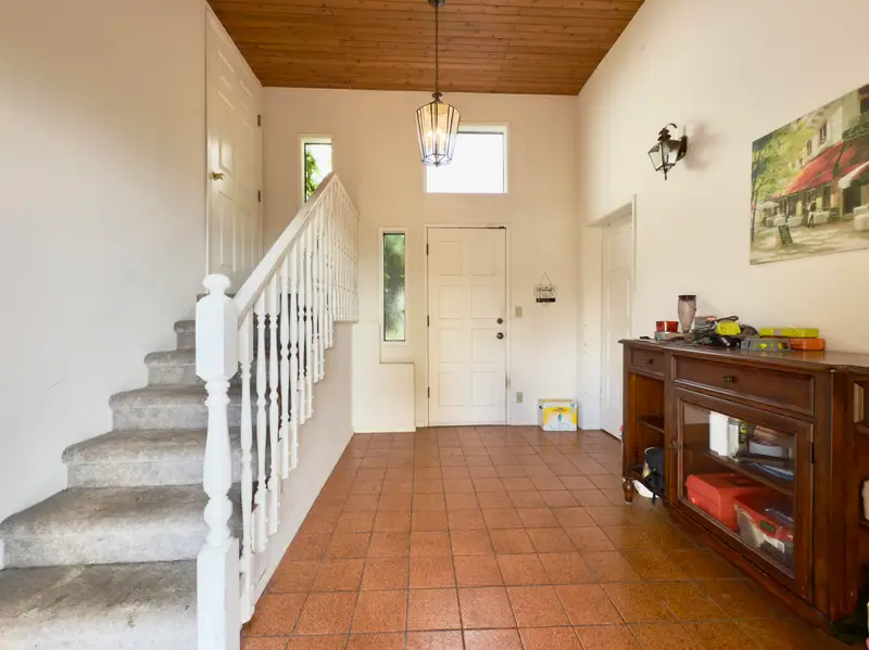 1352 OXFORD STREET - photo 2 of 25