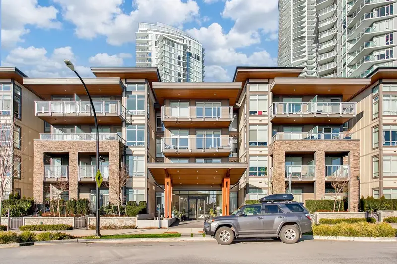 210 7123 11TH AVENUE - photo 2 of 25