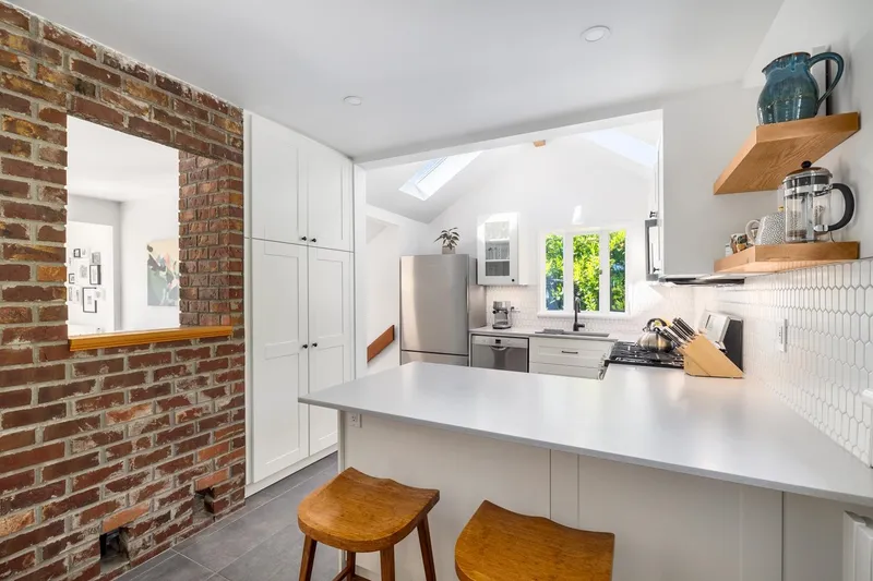 3841 LONSDALE AVENUE - photo 3 of 25