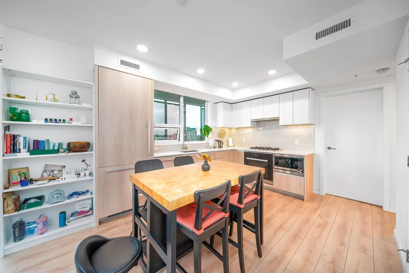 909 6633 BUSWELL STREET - photo 2 of 22