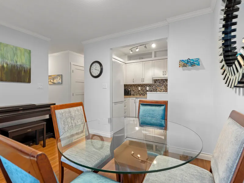 302 1476 W 10TH AVENUE - photo 2 of 25