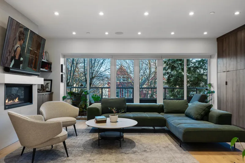 2142 W 1ST AVENUE - photo 2 of 25