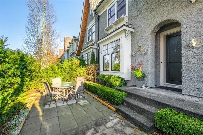 15337 34 AVENUE - photo 1 of 25