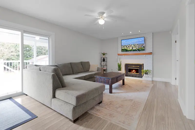 18166 54 AVENUE - photo 4 of 25