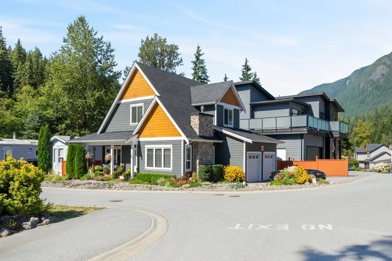 87 3295 SUNNYSIDE ROAD - photo 1 of 25