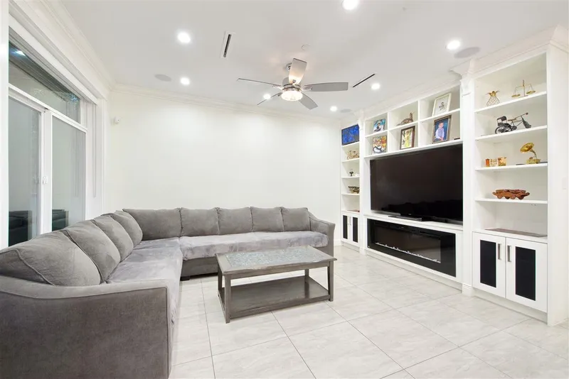 5886 SHERBROOKE STREET - photo 2 of 25