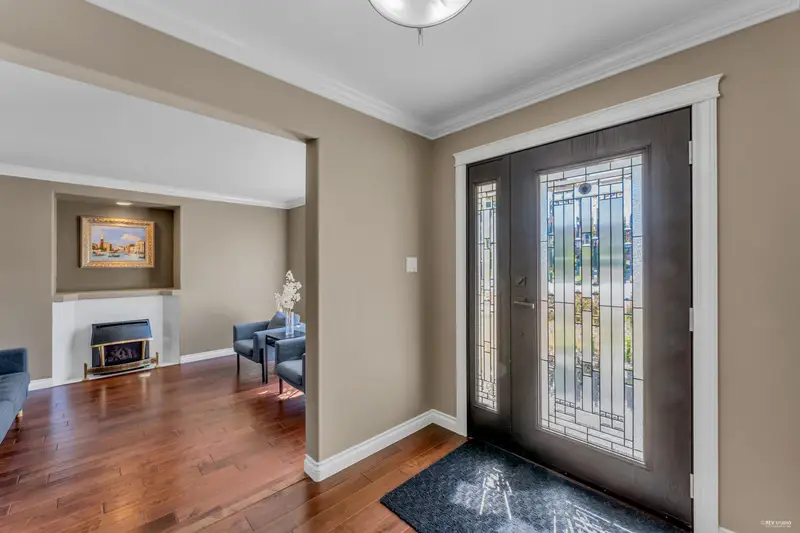 9076 160A STREET - photo 4 of 25