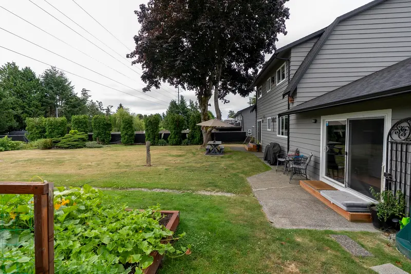 1380 53A STREET - photo 3 of 8