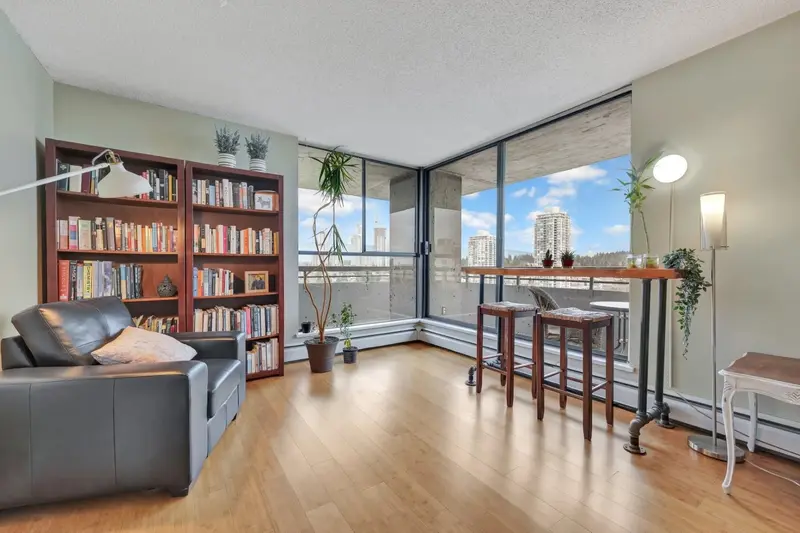 2206 3755 BARTLETT COURT - photo 2 of 25