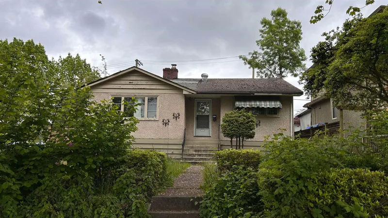 2306 RUPERT STREET - photo 3 of 19