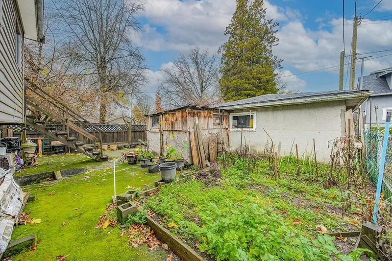 1805 E 51ST AVENUE - photo 2 of 8