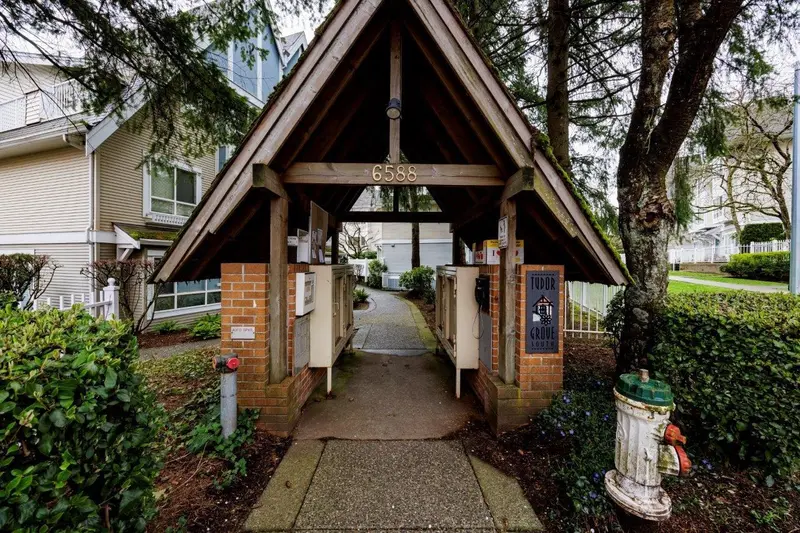 79 6588 SOUTHOAKS CRESCENT - photo 1 of 25